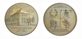 ГДР МЕДАЛЬ 1987 40 ЛЕТ МОНЕТАМ ГДР, 50 мм, 57,31 гр бронза 1072-7-11