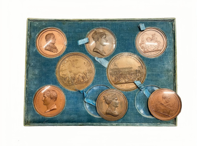 Набор бронзовых французских медалей и медальонов 1810 года. Оригинальный комплект. 0-0-02