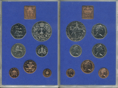 Великобритания официальный годовой набор из 7 монет (1/2, 1, 2, 5, 10, 25, 50 пенни (пенсов)) и 1 жетона монетного двора 1977 Cеребряный (25 лет правлению) юбилей царствования Елизаветы II KM PS33 (911, 912, 913, 914, 915, 916 и 920) бронза и медно-никель