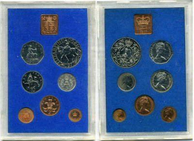 Великобритания официальный годовой набор из 7 монет (1/2, 1, 2, 5, 10, 25, 50 пенни (пенсов)) и 1 жетона монетного двора 1977 Cеребряный (25 лет правлению) юбилей царствования Елизаветы II KM PS33 (911, 912, 913, 914, 915, 916 и 920) бронза и медно-никель