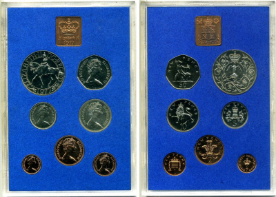 Великобритания официальный годовой набор из 7 монет (1/2, 1, 2, 5, 10, 25, 50 пенни (пенсов)) и 1 жетона монетного двора 1977 Cеребряный (25 лет правлению) юбилей царствования Елизаветы II KM PS33 (911, 912, 913, 914, 915, 916 и 920) бронза и медно-никель