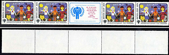 СССР сцепка из 4 марок 2 копейки и этикетки 1979 Международный год ребенка - рисунки советских детей - дружба Загорский 4928 марка с оригинальным клеем, без следов наклейки (чистая) 8705-100-2