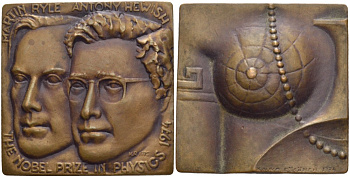 НИДЕРЛАНДЫ ПЛАКЕТКА 1975 МАРТИН РАЙЛ (1818-1884) И ЭНТОНИ ХЬЮИШ (1924-2016) ЛАУРЕАТЫ НОБЕЛЕВСКОЙ ПРЕМИИ ПО ФИЗИКЕ 1974 ГОДА, РАЗМЕР 40Х40 ММ. бронза 1088-2-42