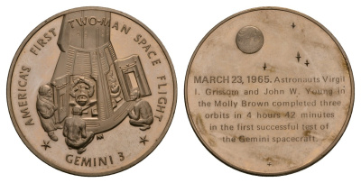 США МЕДАЛЬ ND ДВА ЧЕЛОВЕКА В КОСМОСЕ, ГЕМИНИ 3, 39 мм, 24,9 гр Латунь PROOF 05-095-35