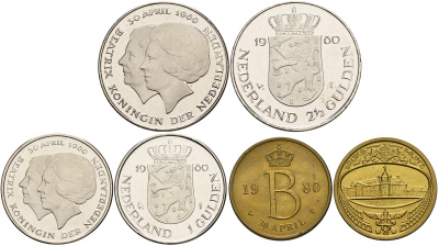 Нидерланды набор из 2 монет + жетон монетного двора 1980 30 апреля 1980 + коробка  медно-никель  UNC 5-6-1-26