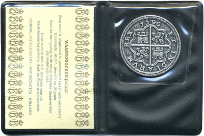 Нидерланды медаль ND испанская монета правления Филиппа VIII 1590 года, в оригинальном буклете, с сертификатом белый металл 1-4-1-09