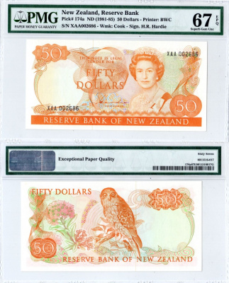 Новая Зеландия 50 долларов ND (1981-1985) в холдере PMG 67, Елизавета II (1952-2022), сова , всего 4 боны имеют более высокий грейд Pick 174 а бумага UNC (пресс) 452-3-03