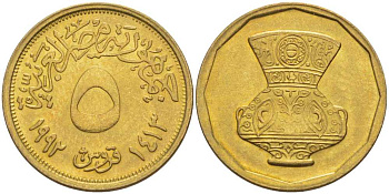 Египет 5 пиастров 1992 АН1413, декоративная ваза KM 731 латунь UNC 4397-435