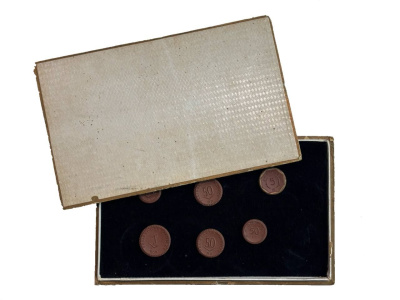 Германия (Саксония) набор из 6 нотгельдов (25 и 50 пфеннигов, 1 и 5 марок) 1921 коробка Йозефа Либана - крупнейшего торговец нотгельдами в Голландии Men05 8048.6, 10 и 12; ?22281.9 и 27868.36 фарфор 1-4-1-35