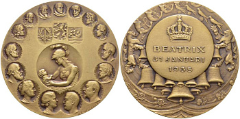 НИДЕРЛАНДЫ МЕДАЛЬ ND КОРОЛЕВА НИДЕРЛАНДОВ БЕАТРИКС, РОДИЛАСЬ 31 ЯНВАРЯ 1938 ГОДА, АФИНА В ДОСПЕХАХ С МЛАДЕНЦЕМ НА РУКАХ, ПО КРУГУ МЕДАЛИ КАМЕО КОРОЛЕВСКОЙ ДИНАСТИИ, ДИАМЕТР 70 ММ., вес 111,5 гр. 01-169-13-2