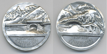 ИТАЛИЯ МЕДАЛЬ 1985 20 ЛЕТ МОНБЛАНСКОМУ ТОННЕЛЮ (1965-1985), ПРОЛОЖЕННОМУ ПОД ГОРОЙ МОНБЛАН МЕЖДУ ШАМОНИ (ФРАНЦИЯ) И КУРМАЙОРОМ (ИТАЛИЯ), ДИАМЕТР 67 ММ., N. MORELLI белый металл 1079-3-42