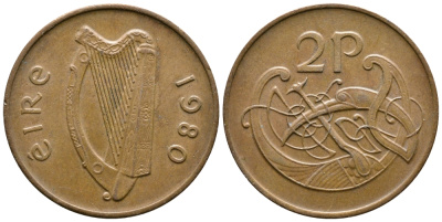 ИРЛАНДИЯ 2 ПЕНСА 1980 ВИНЬЕТКА В ВИДЕ СТИЛИЗОВАННОЙ ПТИЦЫ ИЗ ВТОРОЙ БИБЛИИ КАРЛА II ЛЫСОГО KM 21 бронза 4110-421