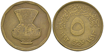 Египет 5 пиастров 1992 АН1413, декоративная ваза KM 731 латунь 60-1343