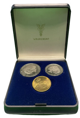 Нидерланды набор из 2 монет + жетон монетного двора 1980 30 апреля 1980 + коробка  медно-никель  UNC 5-6-1-25