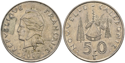 Французская Новая Каледония 50 франков 2007 хижина среди сосен и пальм, (IEOM) KM 13a, Schoen 15a, Lec 128i медно-никель 4144-1211