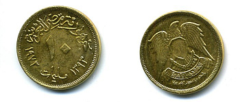 Египет 10 миллимов 1973 АН 1393, орел со щитом на груди KM 435 латунь 59-2015