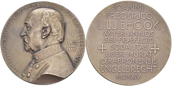 ШВЕЦИЯ МЕДАЛЬ 1914 В ЧЕСТЬ 80-ЛЕТИЯ JOANNINI FREDERICO LILLIEHOOK ОСНОВАТЕЛЯ КНИЖНОГО КЛУБА, МЕДАЛЬЕР ERIK LINDBERG, ДИАМЕТР 45 ММ., ВЕС 51 ГР. белый металл 1084-4-32