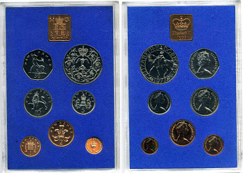 Великобритания официальный годовой набор из 7 монет (1/2, 1, 2, 5, 10, 25, 50 пенни (пенсов)) и 1 жетона монетного двора 1977 Cеребряный (25 лет правлению) юбилей царствования Елизаветы II KM PS33 (911, 912, 913, 914, 915, 916 и 920) бронза и медно-никель