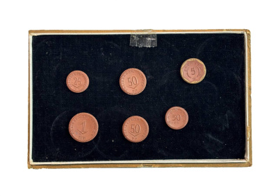 Германия (Саксония) набор из 6 нотгельдов (25 и 50 пфеннигов, 1 и 5 марок) 1921 коробка Йозефа Либана - крупнейшего торговец нотгельдами в Голландии Men05 8048.6, 10 и 12; ?22281.9 и 27868.36 фарфор 1-4-1-35