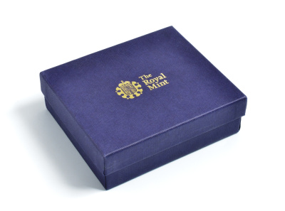 Олдерни 5 фунтов 2010 помолвка принца Уильяма и Кейт Миддлтон, в оригинальной коробке, с сертификатом, проба 925, позолота, тираж 5000 экз. KM 211a серебро PROOF 3-4-4-32