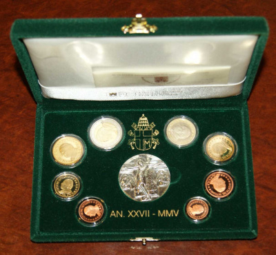 Ватикан евронабор из 8 монет + серебряная медаль 2005 Папа Иоанн Павел II, в оригинальной коробке, с сертификатом KM PS 18 биметалл PROOF 7-1-1-12