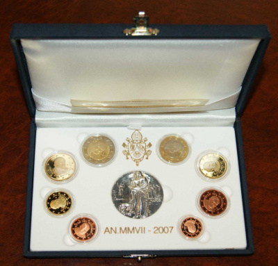 Ватикан евронабор из 8 монет + серебряная медаль 2007 Бенедикт XVI, в оригинальной коробке, с сертификатом KM PS 20 биметалл PROOF 7-1-1-14